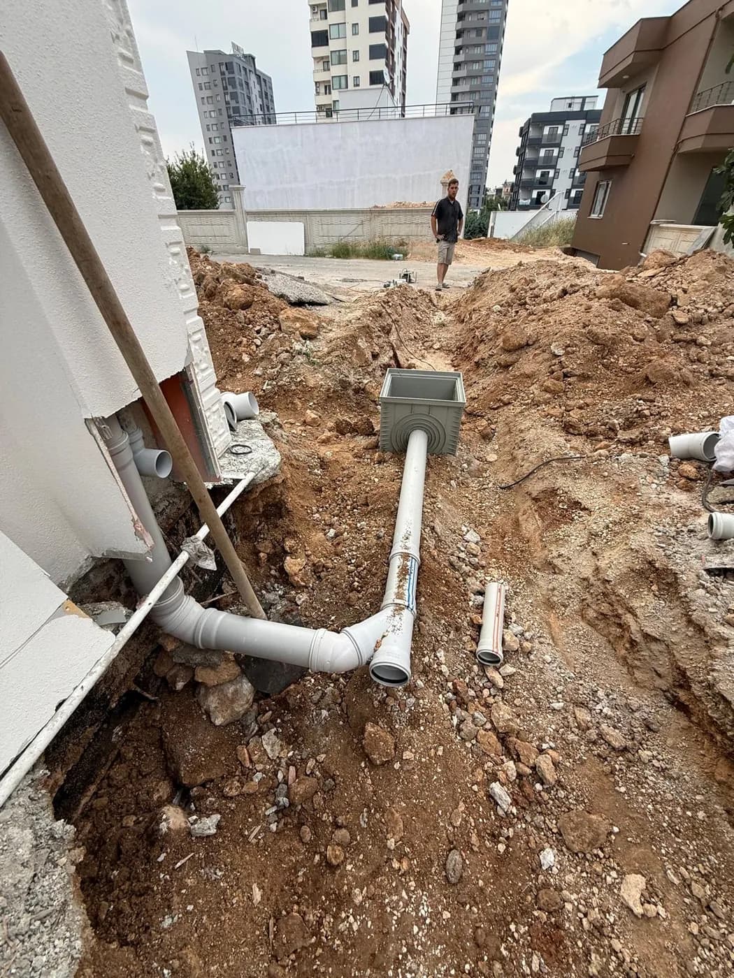 Bina çıkışında döşenen gider hattı ve kontrol bacası